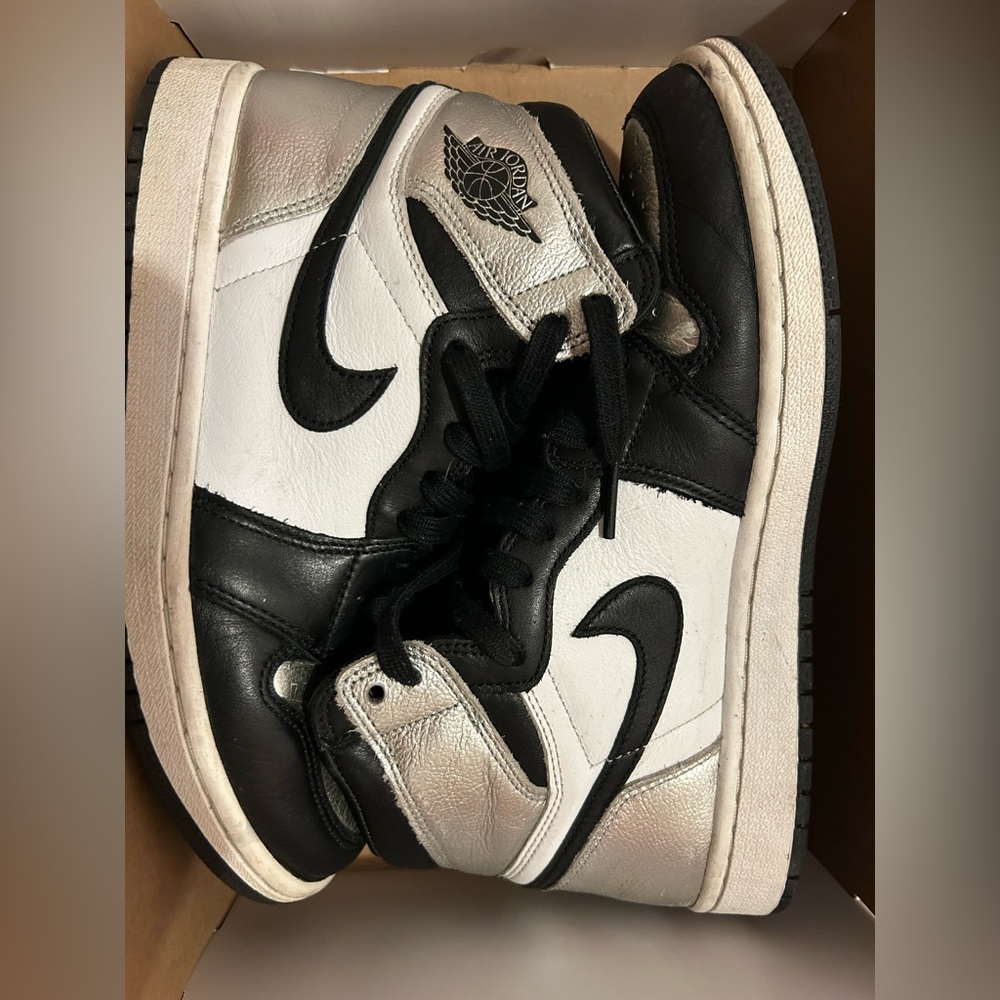 Air jordan 1 Retro High OG Silver metallic
Shoe box included